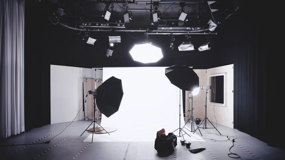 Připravené fotografické studio s pozadím, softboxy a světelnými stojany